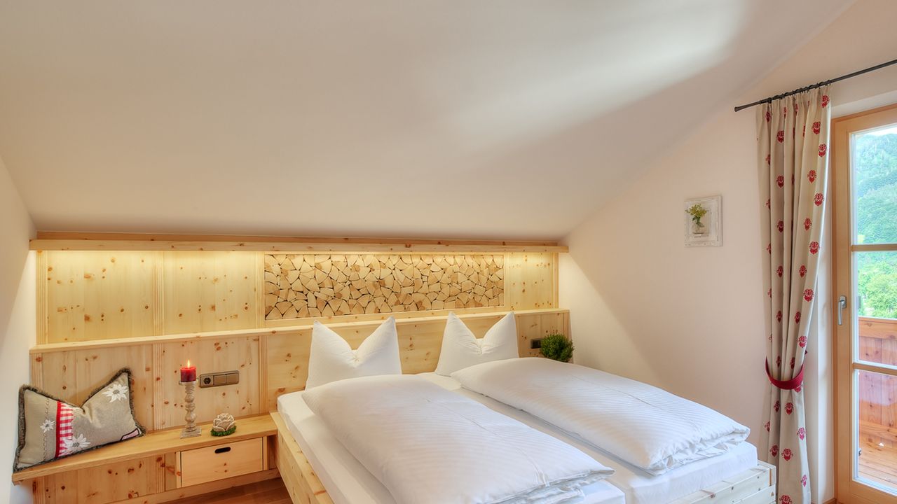 Schlafzimmer II mit maßgefertigter Zirbenholzausstattung, TV und Ostbalkon Schlafzimmer II mit maßgefertigter Zirbenholzausstattung, TV und Ostbalkon